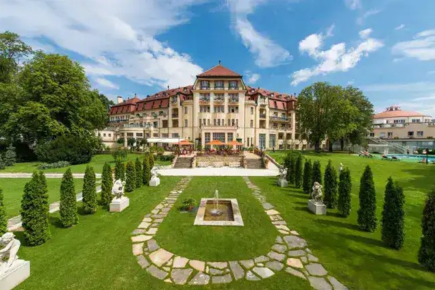 PIESZCZANY PIESTANY KAPIELISKA TERMALNE BASENY SŁOWACJA